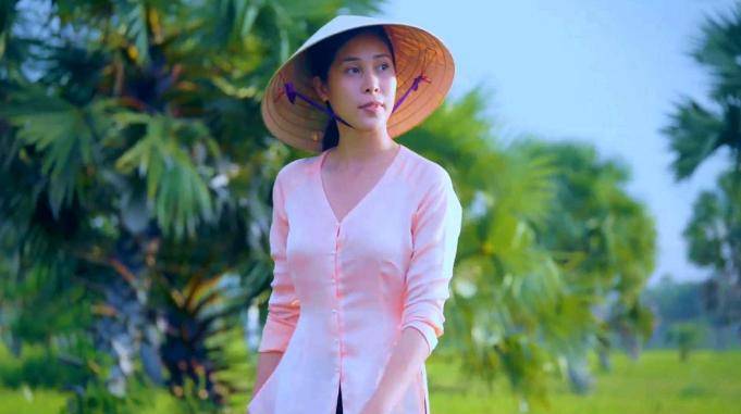 越南版李子柒天气热不想吃饭叫阿叔爬树摘些棕榈果煮糖水