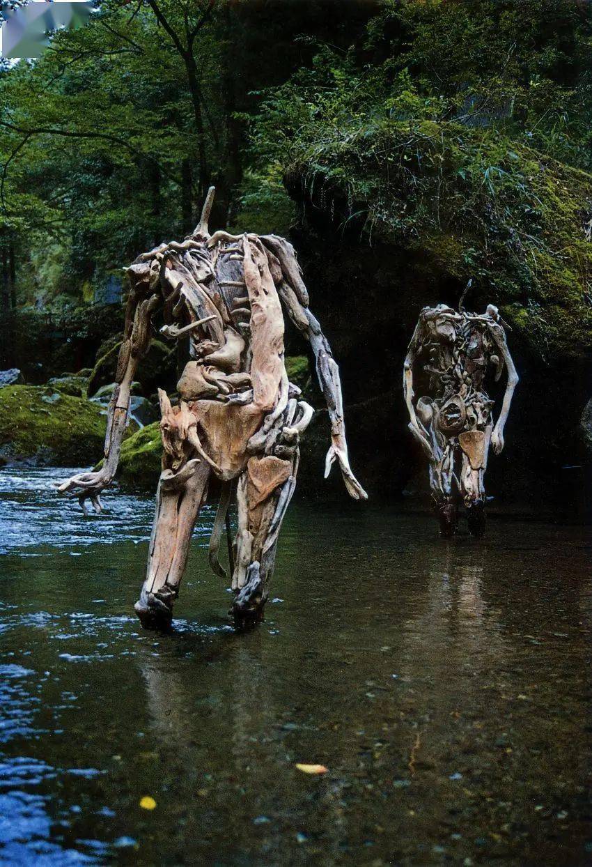 静静地摆着姿势,仿佛在走动,唤起了 "unheimliche"的感觉--奇怪地熟悉