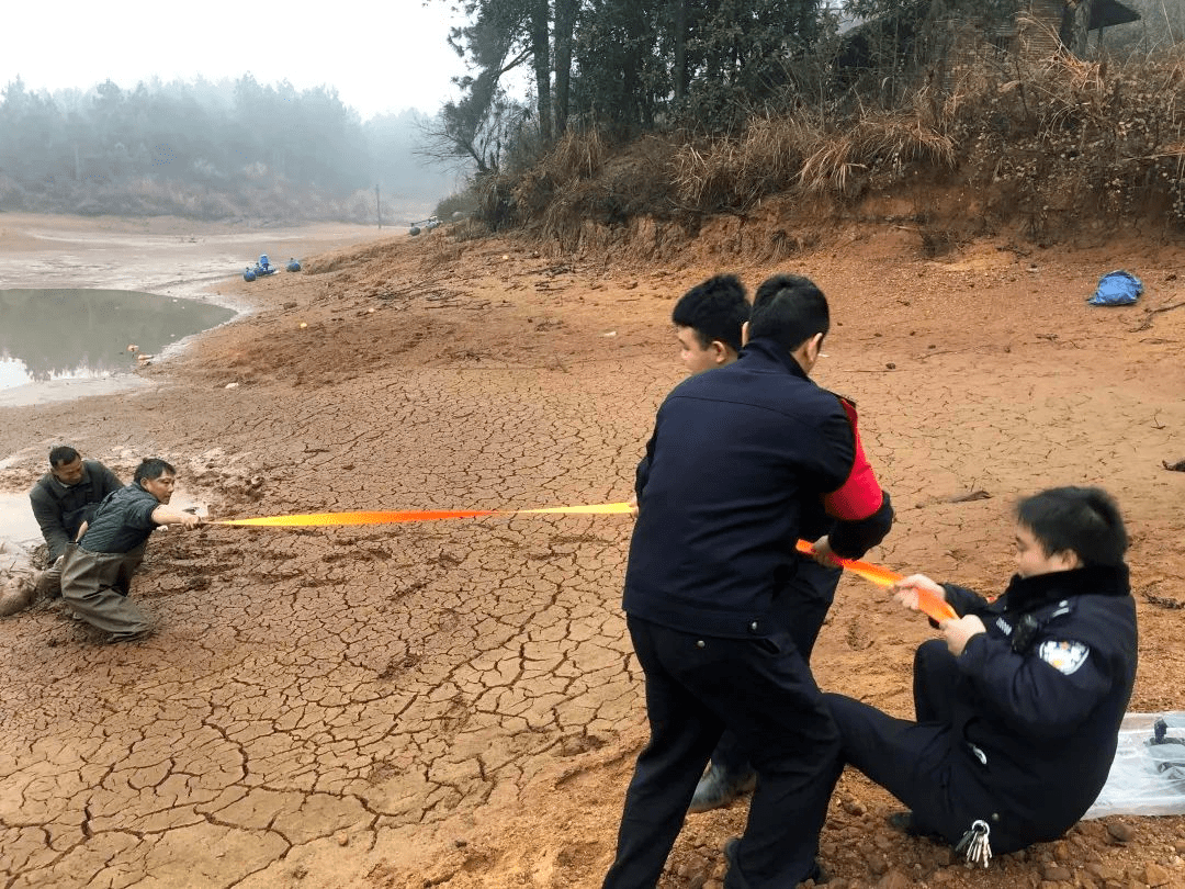 人掉入沼泽多久死图片