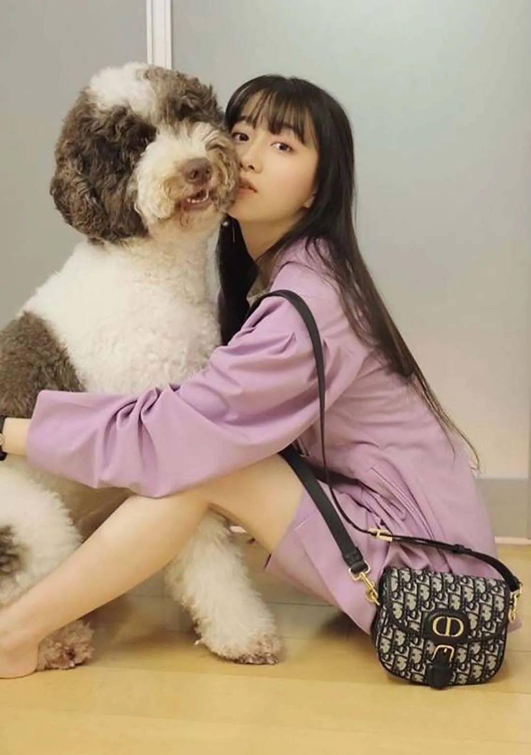 小个子女生比较建议选小号,bobby的线条全是圆润的弧形,小size看起来