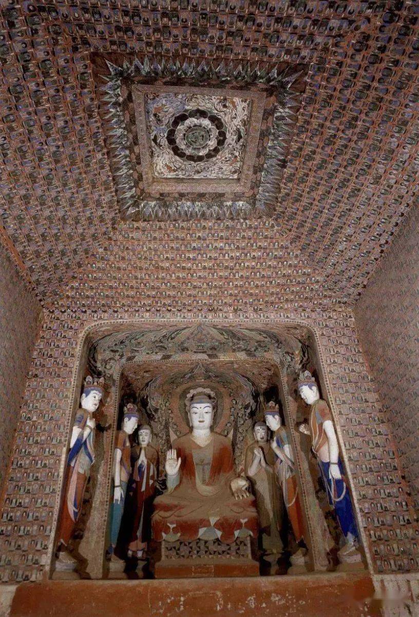 敦煌莫高窟407窟内景正是基于这样的空间设计,藻井中心才会出现