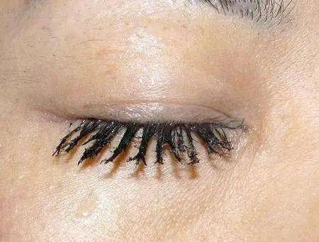 睫毛上粘的一缕一缕的,让人无语.