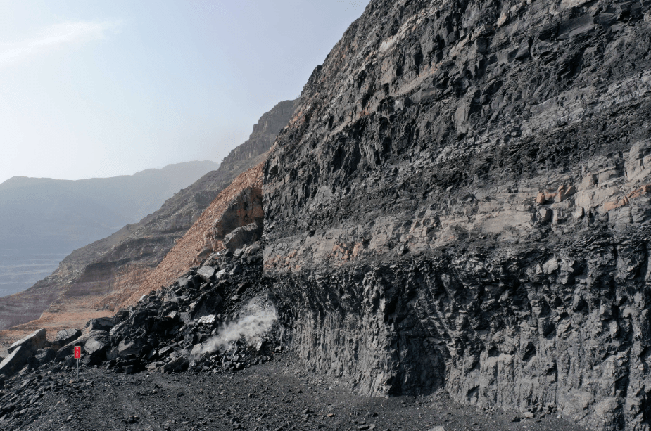 被“烧伤”的贺兰山：煤层自燃三百年，每年损失10亿元