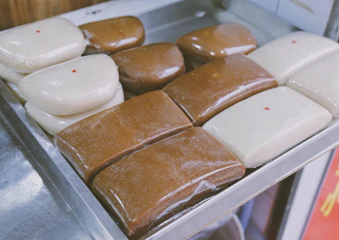 年糕--有的搭配了红枣,蜜饯和瓜子仁,拨开糯米就能吃到中间甜甜的