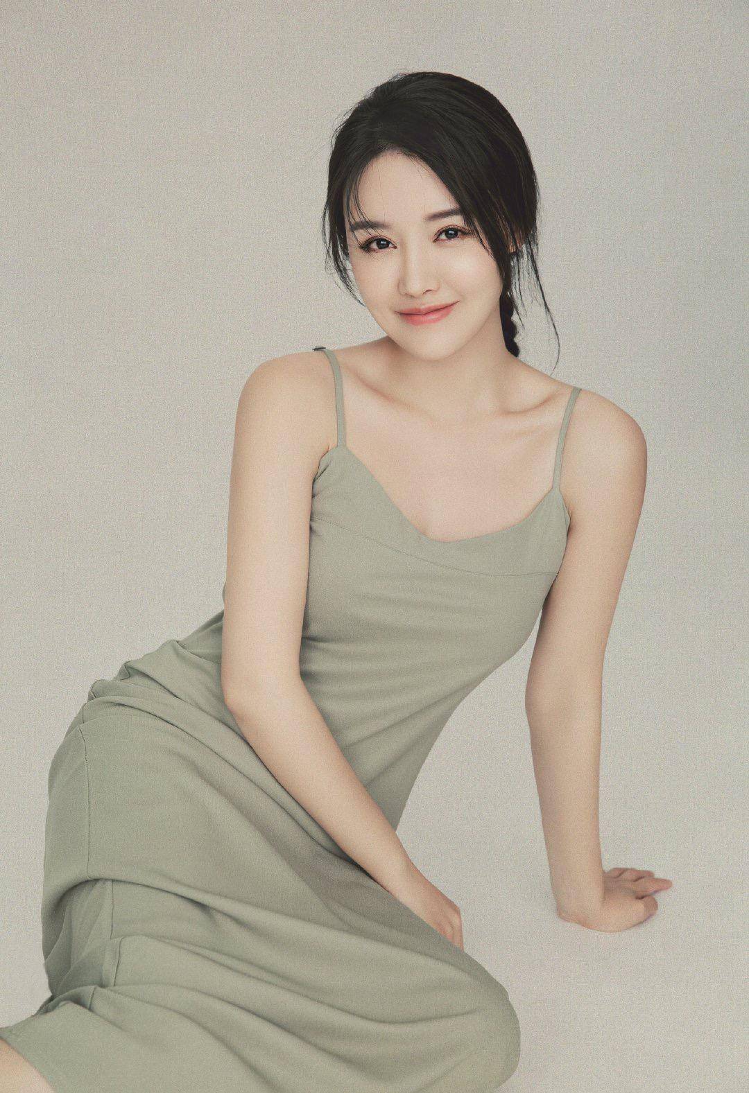 演员高溜整容鼻尖坏死本是清纯风长发美女成网红脸没了辨识度