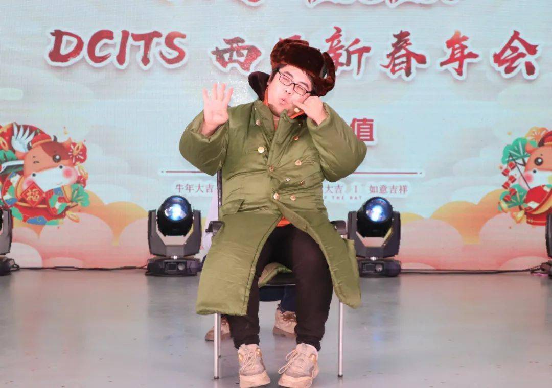 这段双簧表演太精彩了小编在这个环节积攒了一年的表情包独唱《慢慢