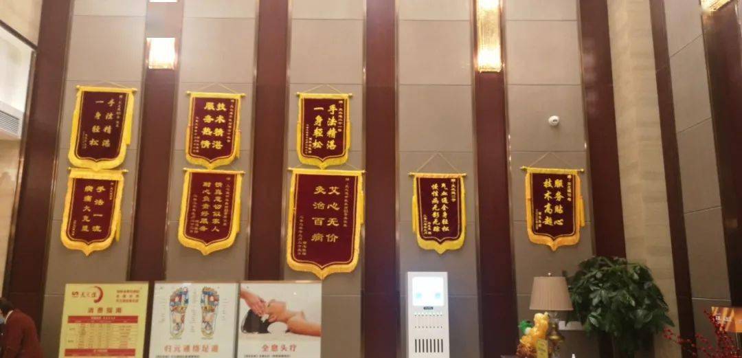 向右滑动查看更多→直接将我的目光吸引满墙的荣誉证书,锦旗还有奖杯