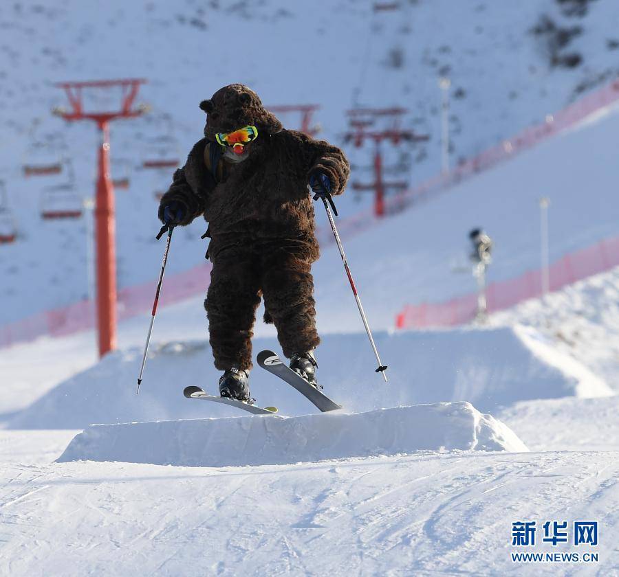 阿勒泰：滑雪迎春不畏寒