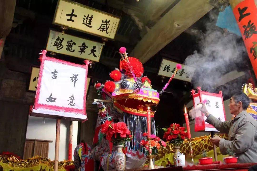 方村的民间龙灯协会有接待新龙，保存旧龙的仪式，迎接正月二十龙灯节。