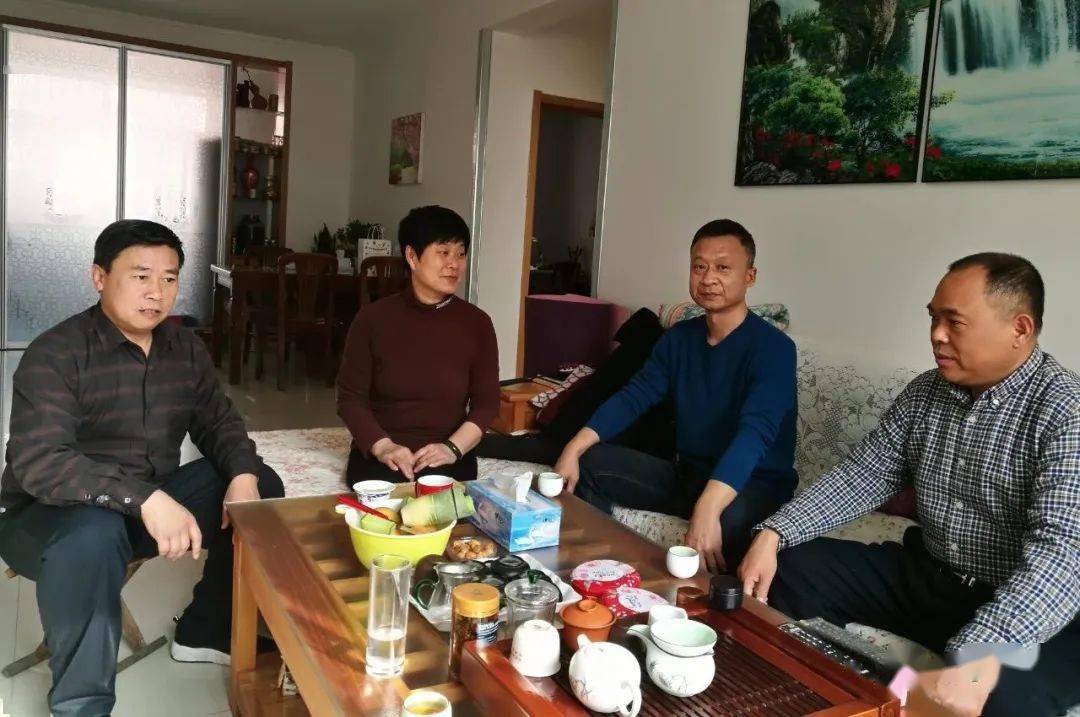 孙玉堂主任详细了解他们一年来的工作和生活情况,代表区教体局充分