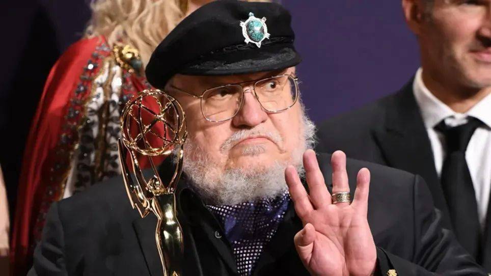 cw加订《超人与路易斯》;蝙蝠侠音频剧"戈登"上位;《新自杀小队》官方