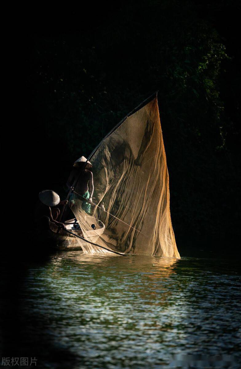 摄影:画面唯美!实拍越南顺化渔夫洗网