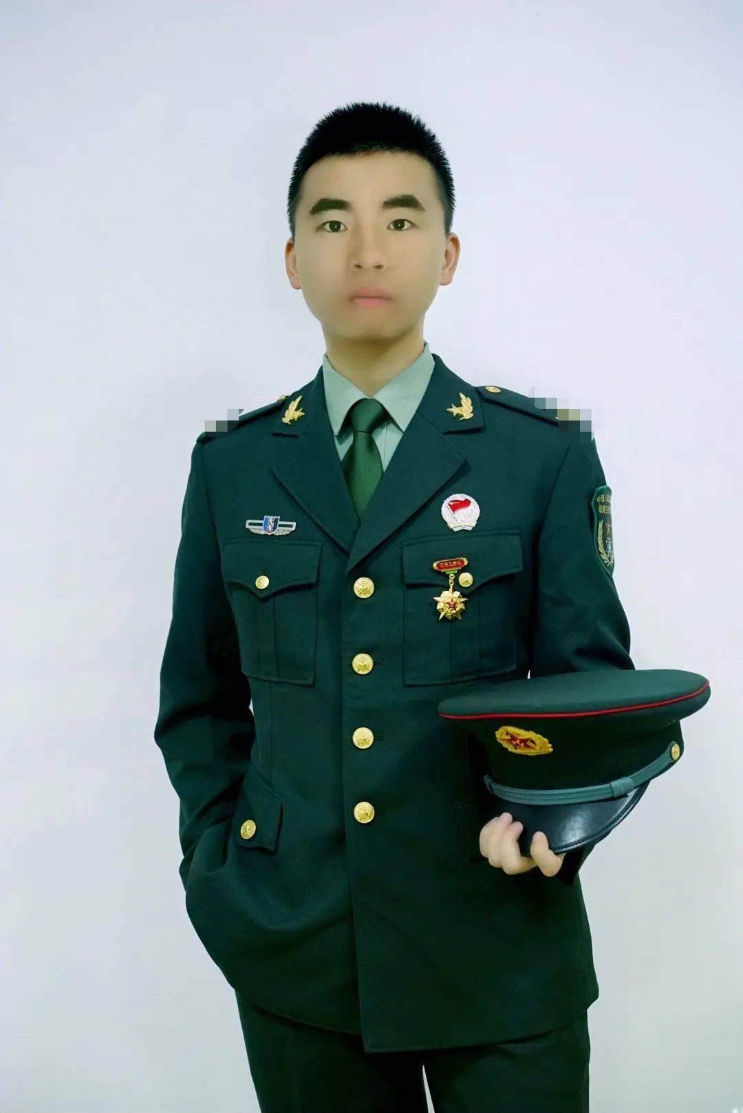 粟广邵抱着对部队生活的向往走入了火热的军营成为了中国人民解放军