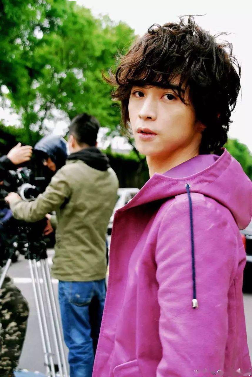 张榕容和纪佳松恋爱了一年后就订婚了了,13年生下了女儿chantel并补办