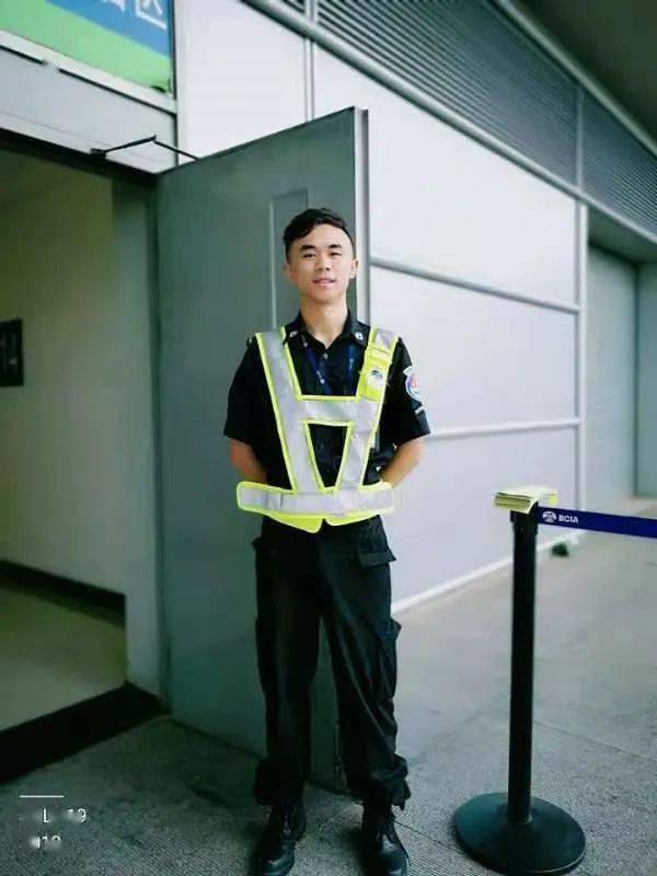北京首都国际机场安检员冯波为了自己加油干