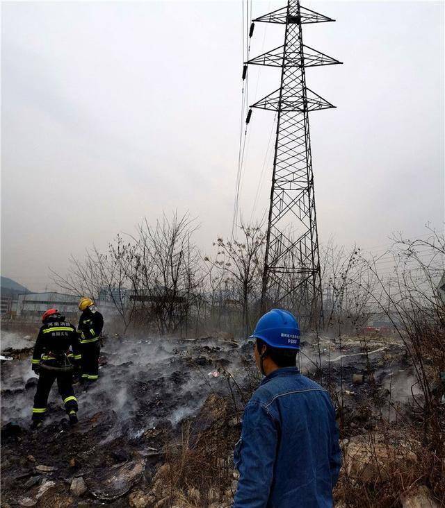 河南淅川:紧急扑灭高压线下火灾