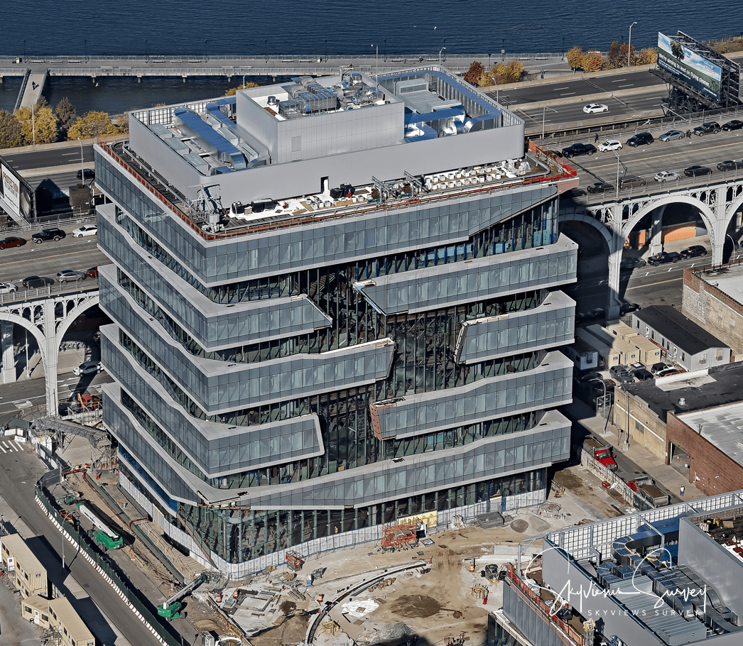 项目进展位于哈德逊园区的铁狮门凯旋中心大厦已封顶