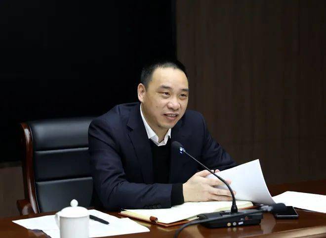 2月4日上午,副市长黄振国主持召开龙港市企业技术改造政策座谈会.