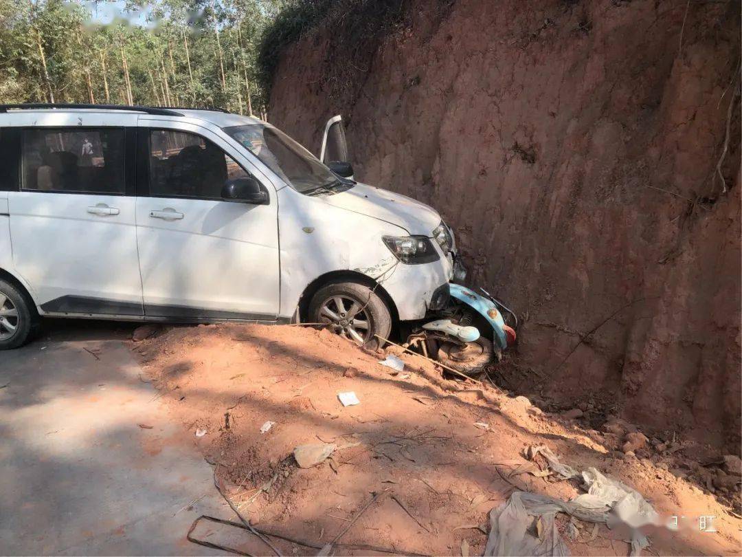 两车相撞,一车几乎报废!博白发生一起交通事故