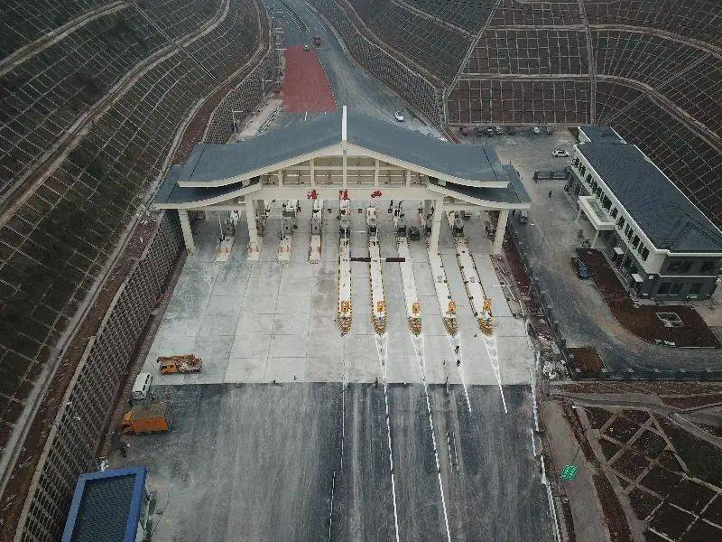 (涪陵西收费站)鹅西路建成通车后,能快速连接重庆主城都市区及沿江