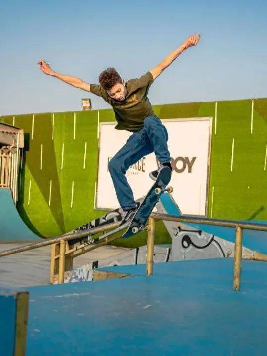 滑板人物郭嘉辉我不认为玩滑板是不务正业