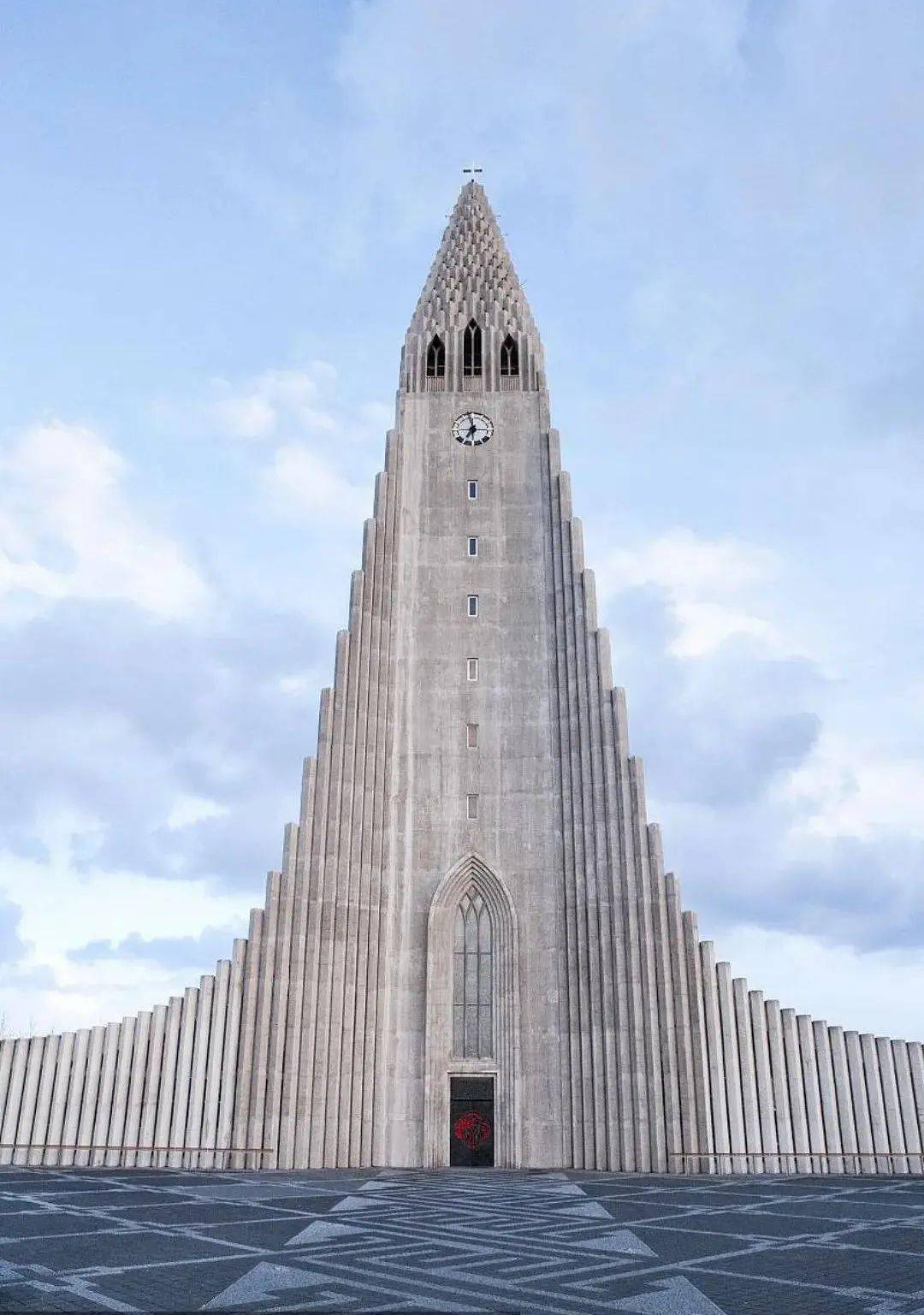 比如赫赫有名的科隆大教堂,高耸的尖塔,庞大的体量,饱经风霜而暗沉的