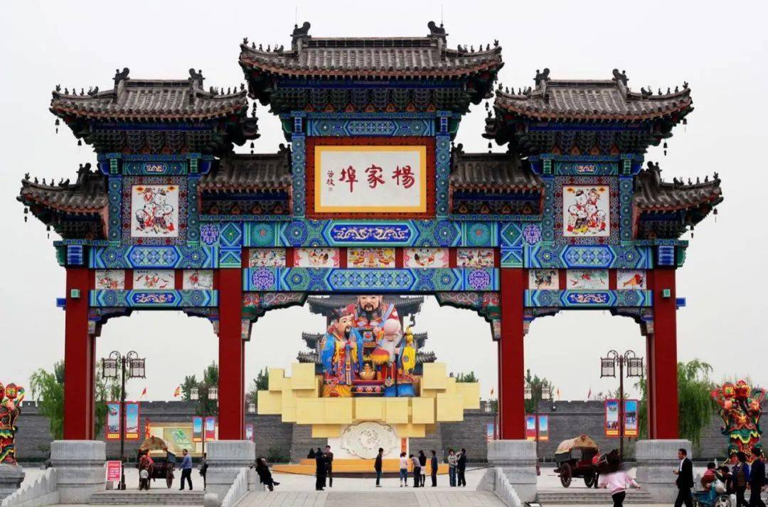 杨家埠村在山东省潍坊市东北15公里处,杨家埠自古因生产年画而闻名于