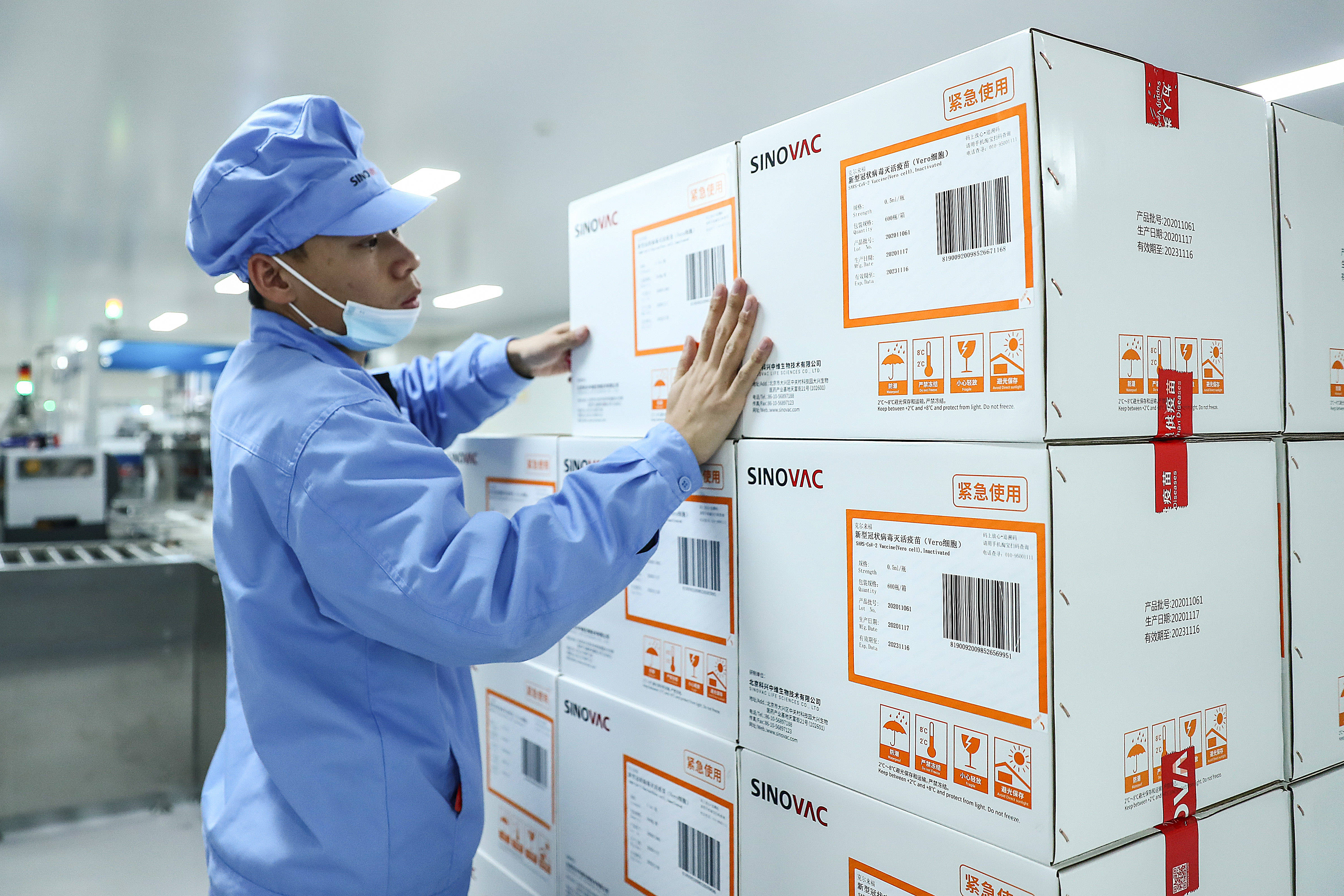 2020年12月23日,工作人员在科兴中维的新冠疫苗包装车间检查外包装