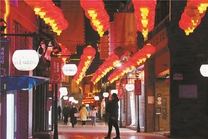 实拍北京街头红灯高挂彩旗飘，年味浓了！