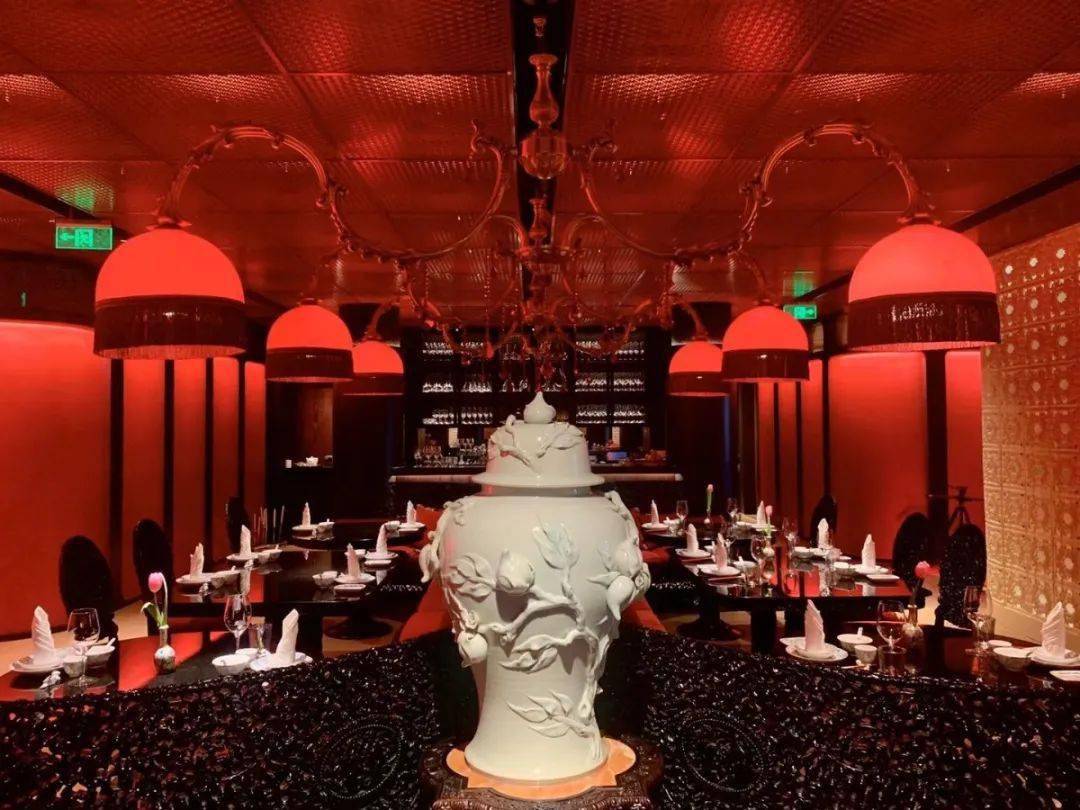 红楼宴于长宁来福士广场前的独栋建筑中享精品淮扬菜坐拥广场开阔绿地