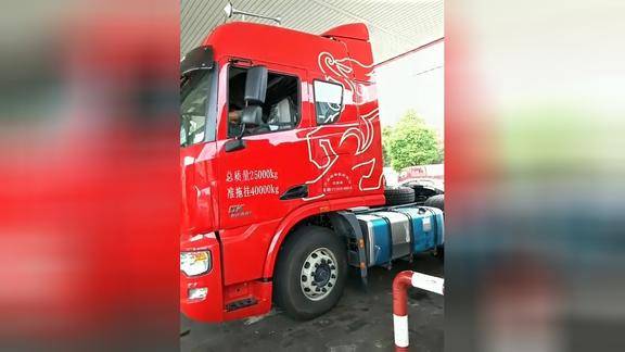 兄弟俩新买了一部大货车,看看值多少钱