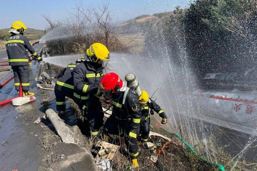 曲靖消防杭瑞高速鏖战13小时力排32吨油罐车侧翻泄漏险情_救援