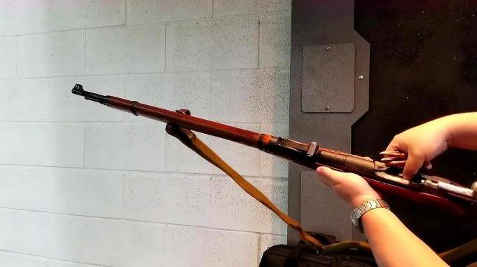 室内靶场射击莫辛纳甘m9130步枪它有个绰号叫水连珠