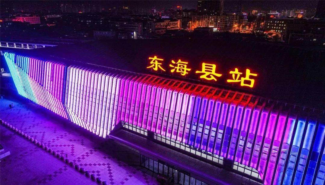 点亮东海城南新区的小年夜万组霓虹彩灯恰逢小年夜首次进行"亮灯"调试