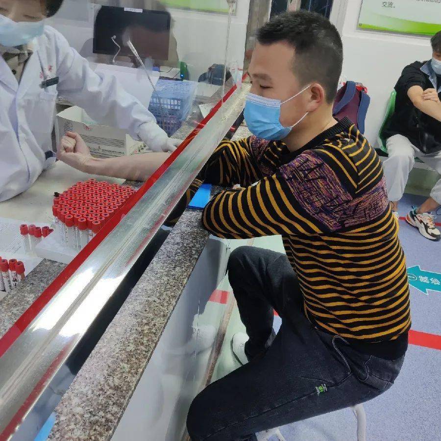 在征兵体检期间，严格落实查看健康码、个人行程卡和核酸检测记录，做好