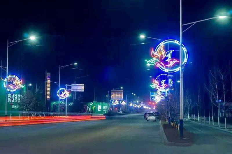 光明路人民路夜幕初上,霓虹闪烁,南召县城区各主要道路灯火辉煌,在