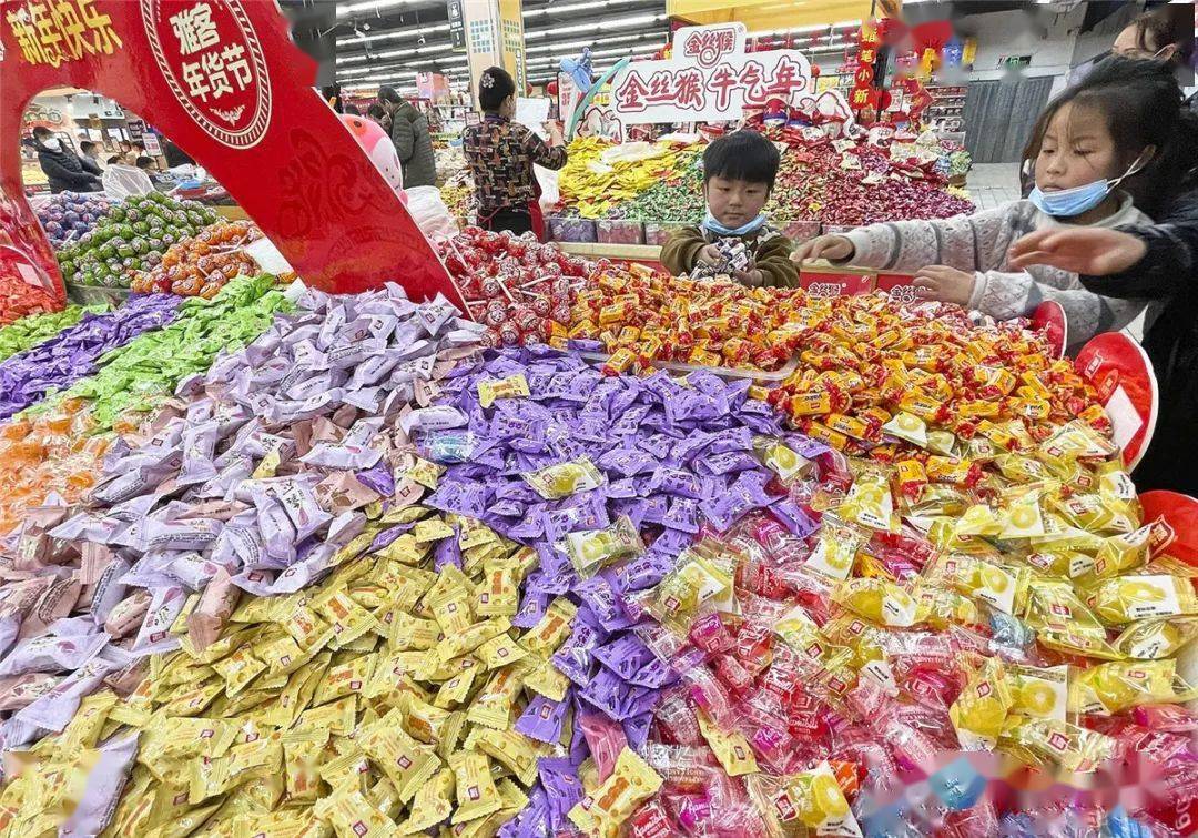 临近春节,超市内各类糖果琳琅满目记者 崔 坤 摄