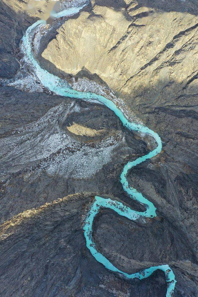 新疆巴州 ：山间溪水蜿蜒如“绿丝带” 蔚为壮观