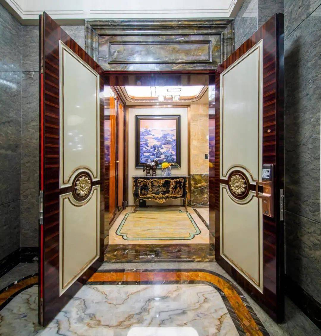 the star river星河湾的家宅大门,采用门扇自动精加工连线将规方封边