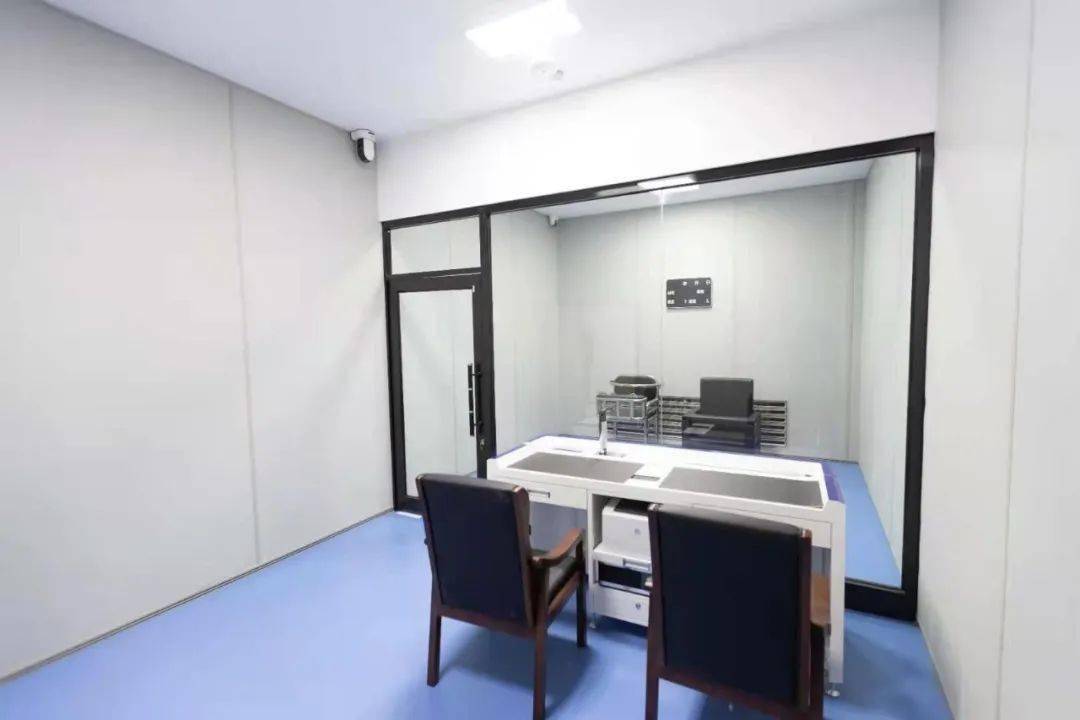 案件管理中心的候问区共有4间候问室,均采用单向可视防撞隔音玻璃,在
