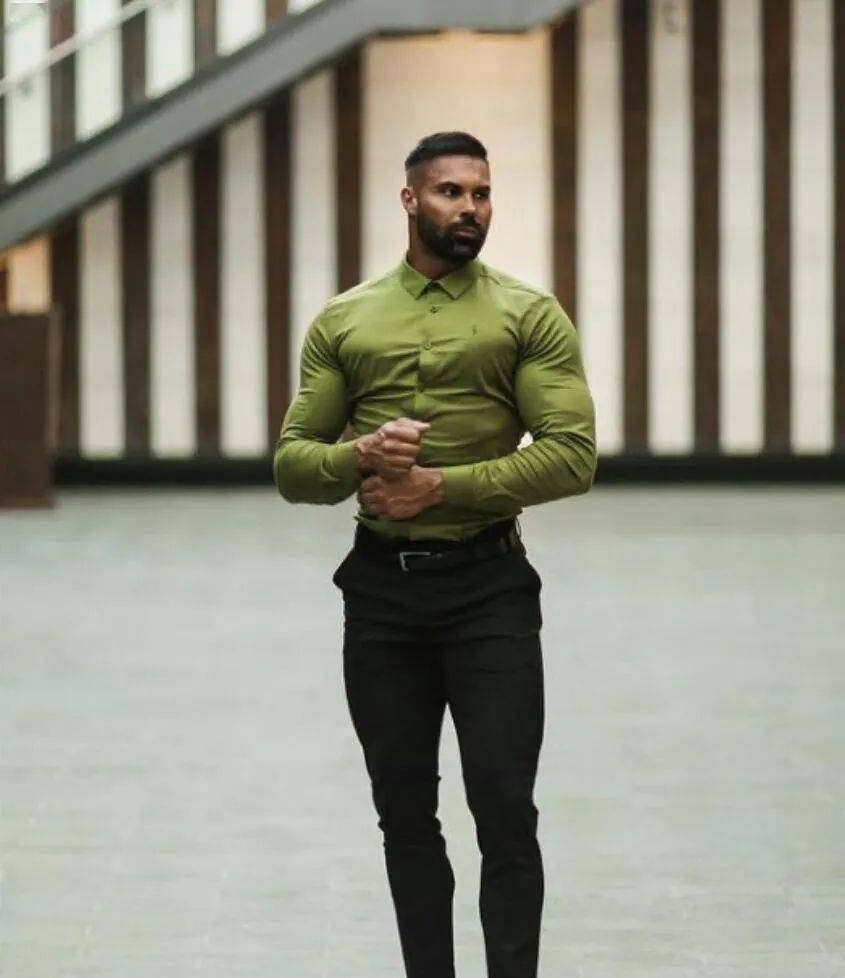 一般都说衣服要穿得合身,但是英国一家品牌专门找肌肉男来穿紧身服饰