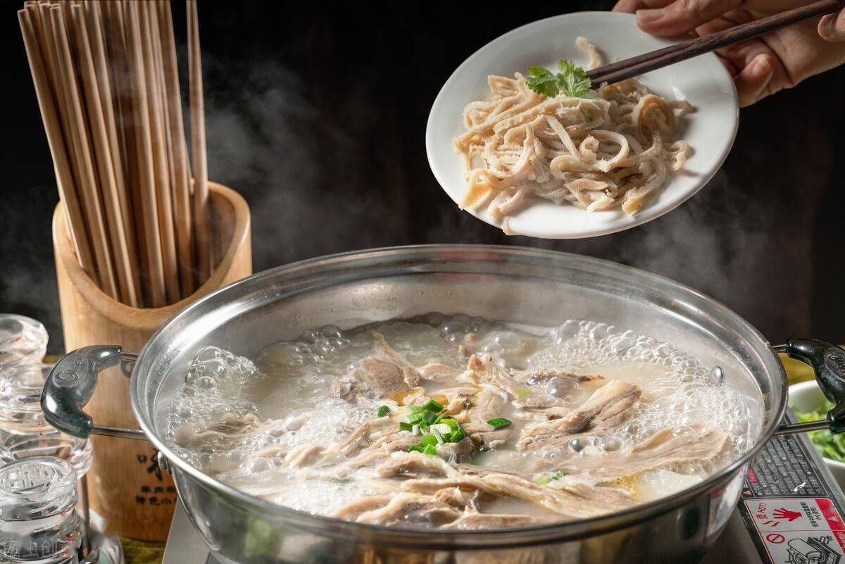 炖羊肉汤时不要放进过多的调料只需3样羊汤奶白鲜美无膻味