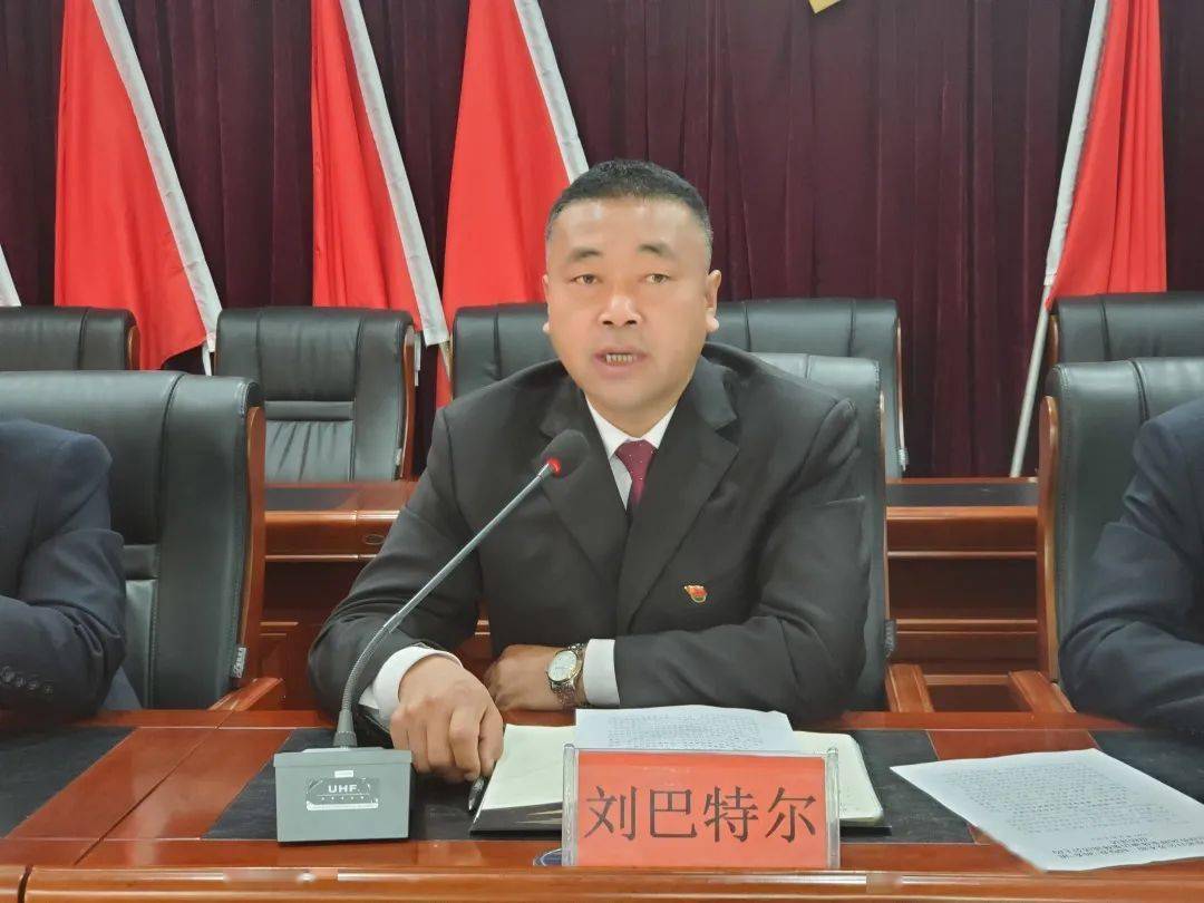 (会上,苏木党委书记刘巴特尔向新当选嘎查村委会组成人员表示祝贺,并