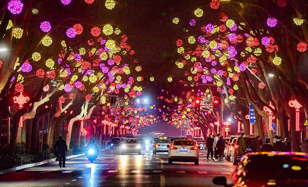 2021年1月25日,郑州,新春将至,主要街道装扮上新年彩灯.