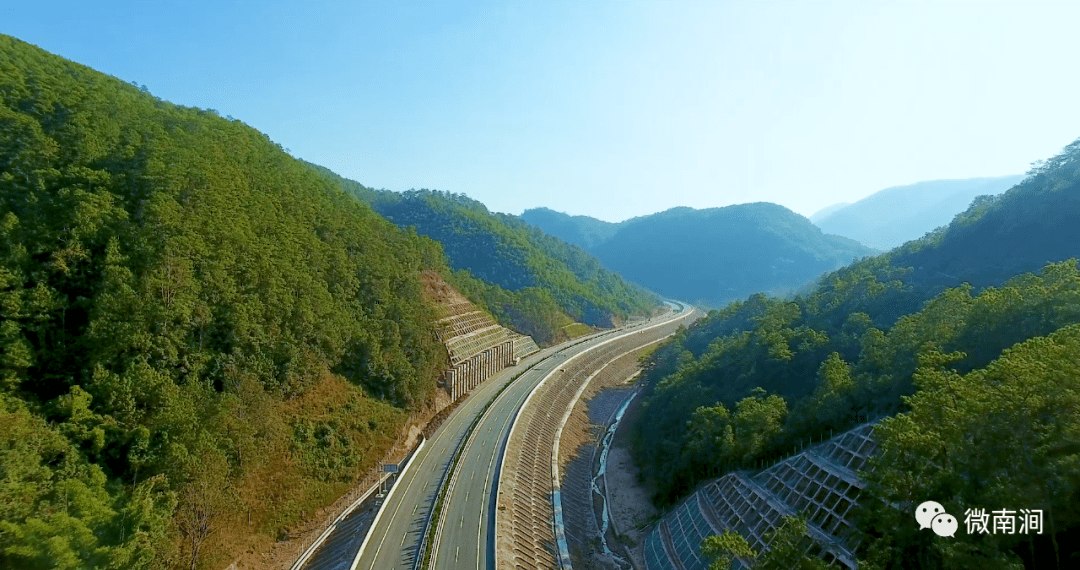 2月8日南景高速公路分段建成试通车