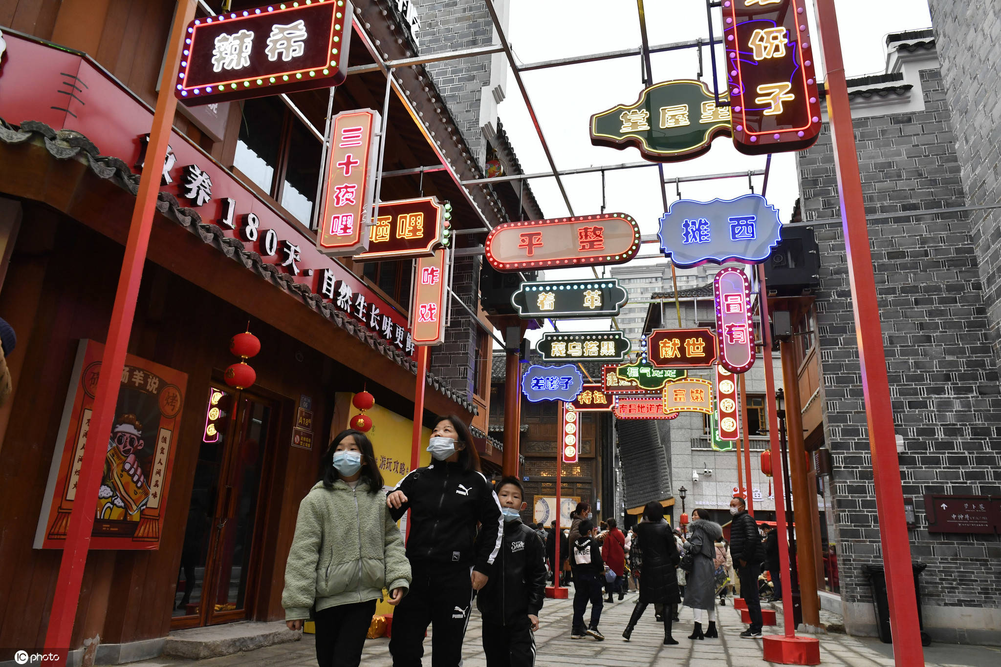 南昌市民逛集市置办年货街区人头攒动