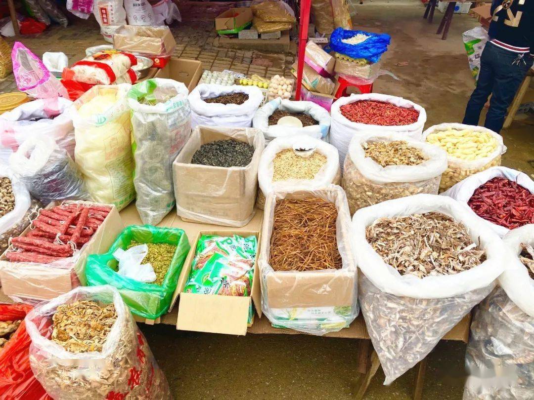 走到鱼山农贸市场门口,一张张摊位井然有序地摆放着,各种干货,炒货