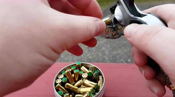 崭新的小型左轮手枪转鼓式弹仓供弹五发户外射击测试