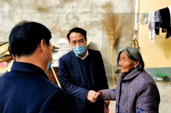 2月8日,蒙城县委常委,组织部长,统战部长于斌带队到小涧镇走访慰问