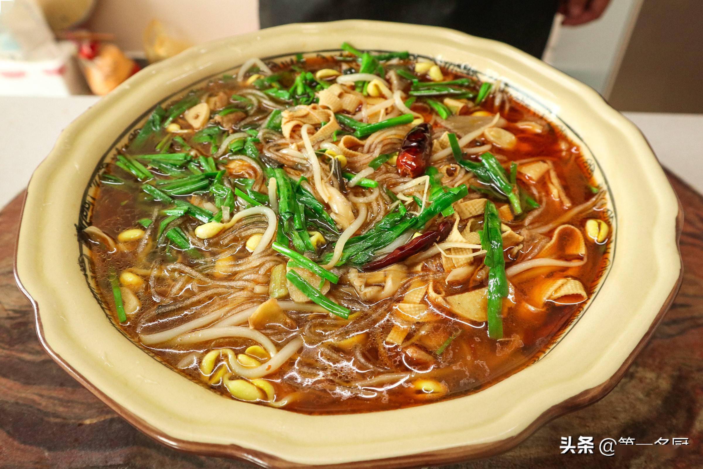 年夜饭试试这道豆腐皮炖粉条麻辣鲜香很开胃看着就有食欲